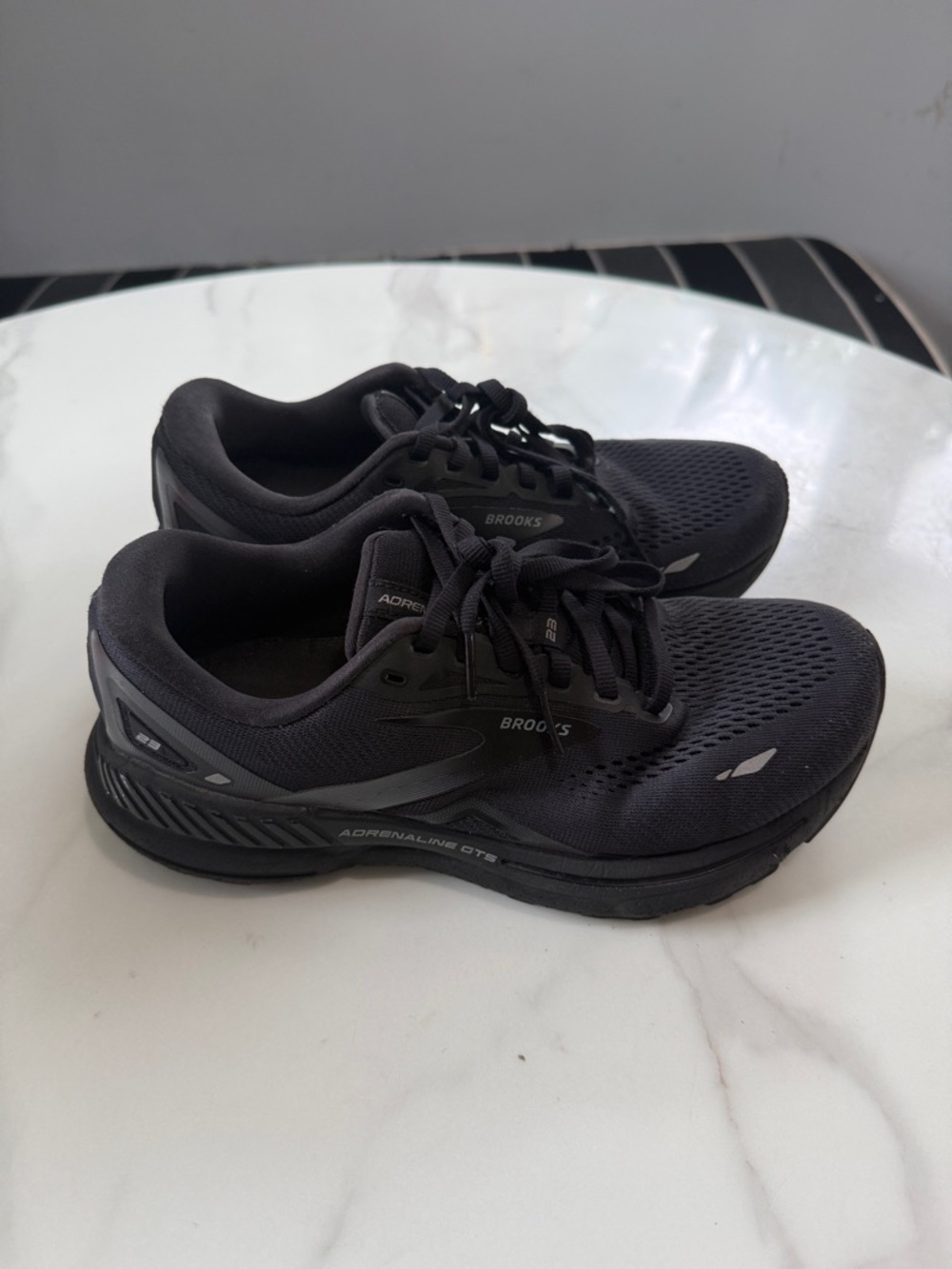 Brooks men’s Black Athletic Running Shoes - Picture 1 of 9